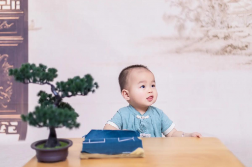松滋怀孕肚子中间凹两边凸
